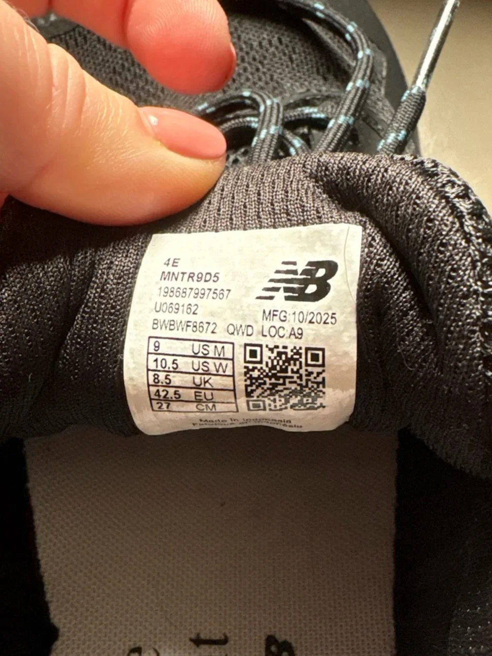 New Balance Men's Black & Teal Low-Top Athletic Sneakers